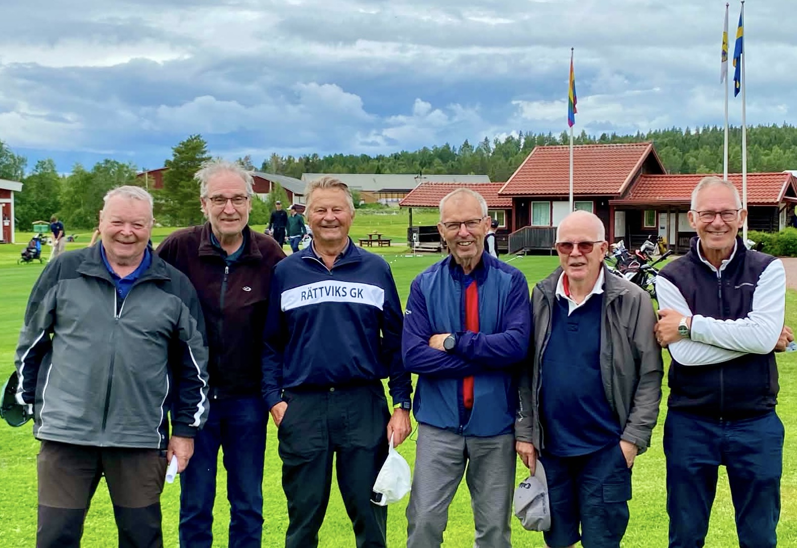Pristagare tisdag 16 juni. Fr v Åke Rosengren, Per Borssén, vinnaren Mats Friberg, Kenneth Sjöblom, Arne Ohlson och lunchvinnaren Matti Lindberg. FOTO: BENGT DYRSMEDS
