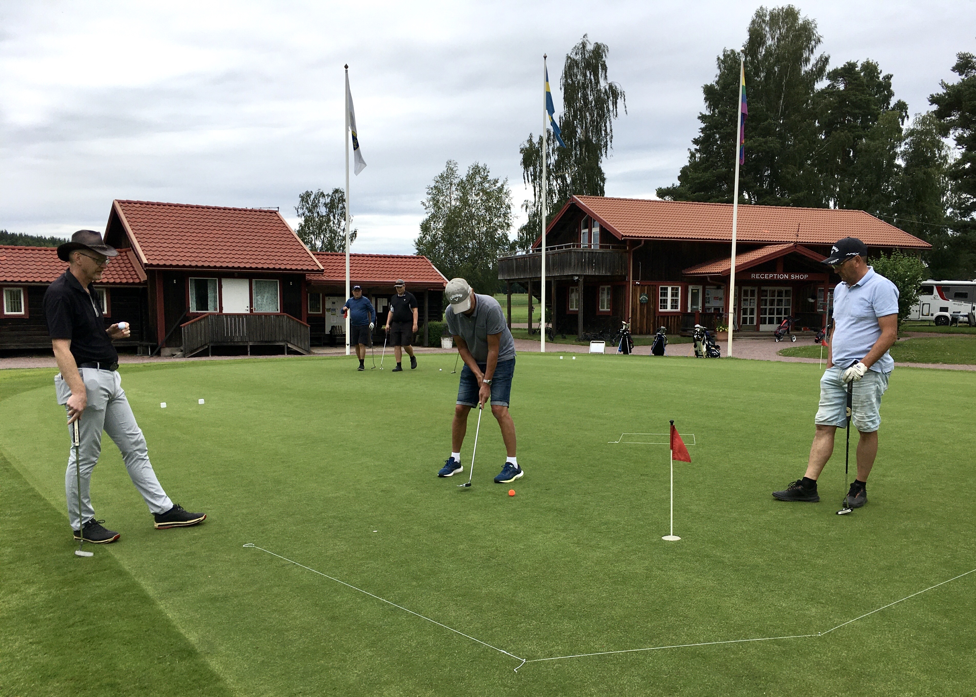 Mats Friberg puttar försiktigt på ett hinderhål.