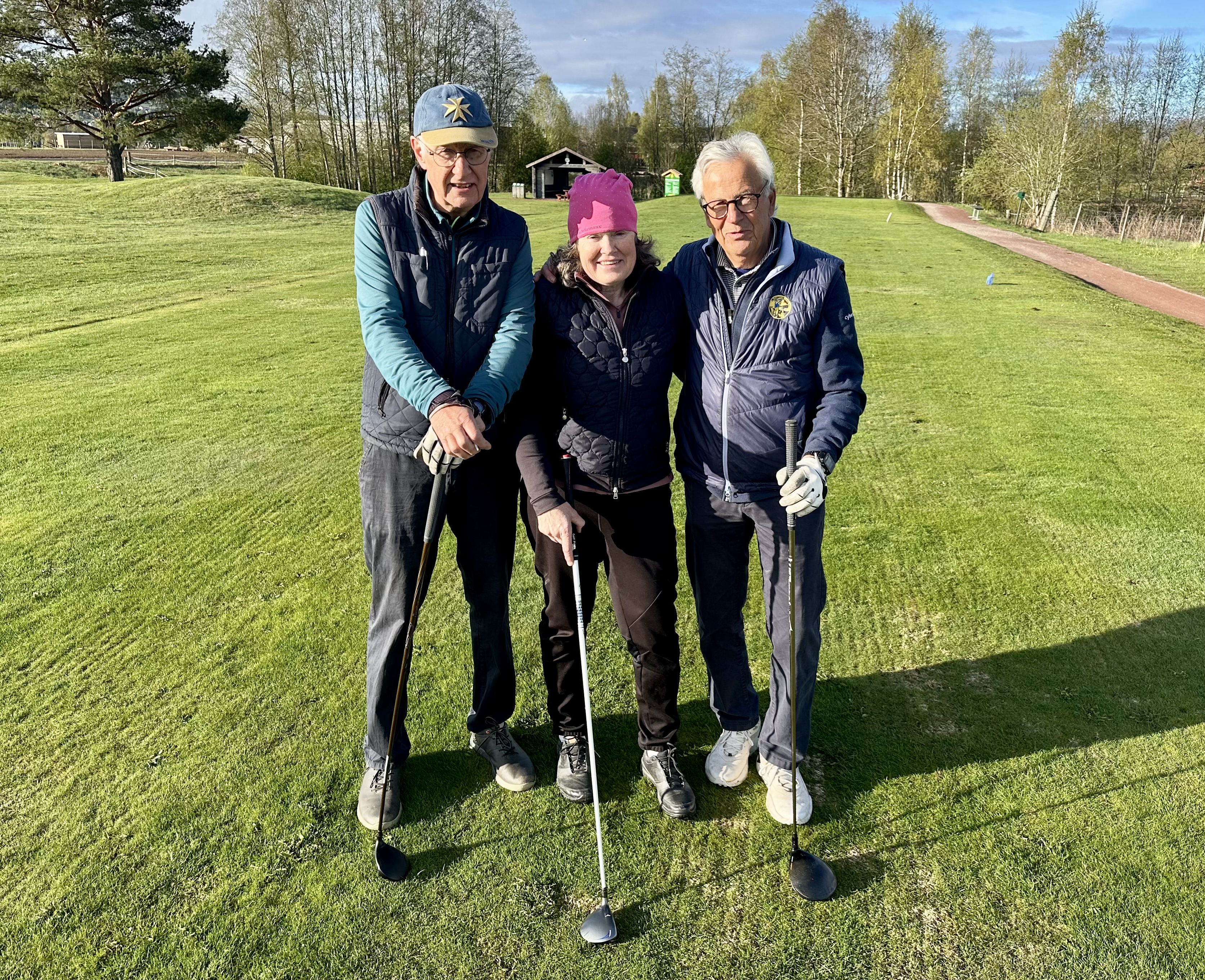Startberedda på första tee ses Jan Jonsson, Susanne Domar Bolmstam och Lars Hindriks.