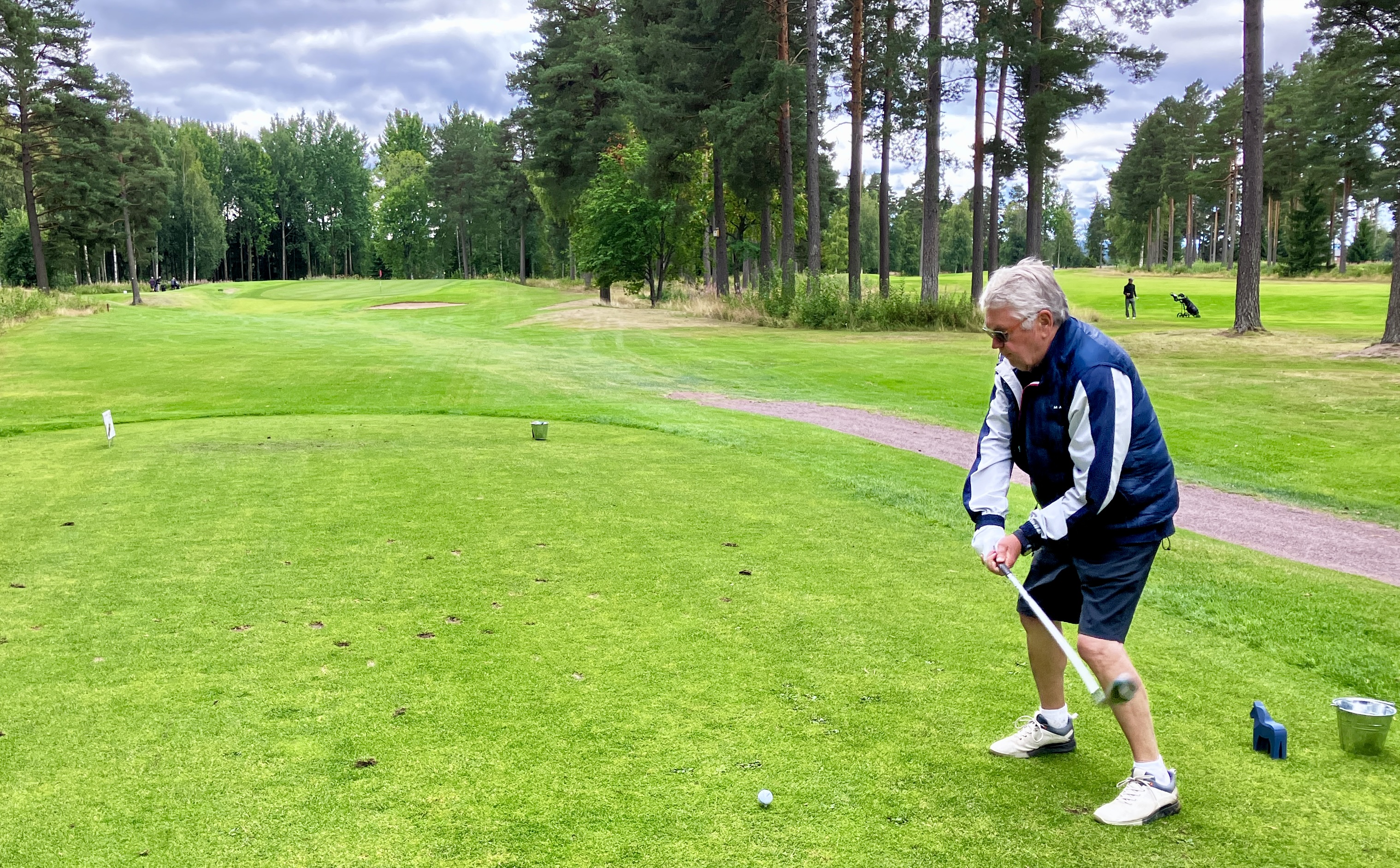 Kenneth Bengtsson, som här slår här ut på hål 15 vann "matlappen".
