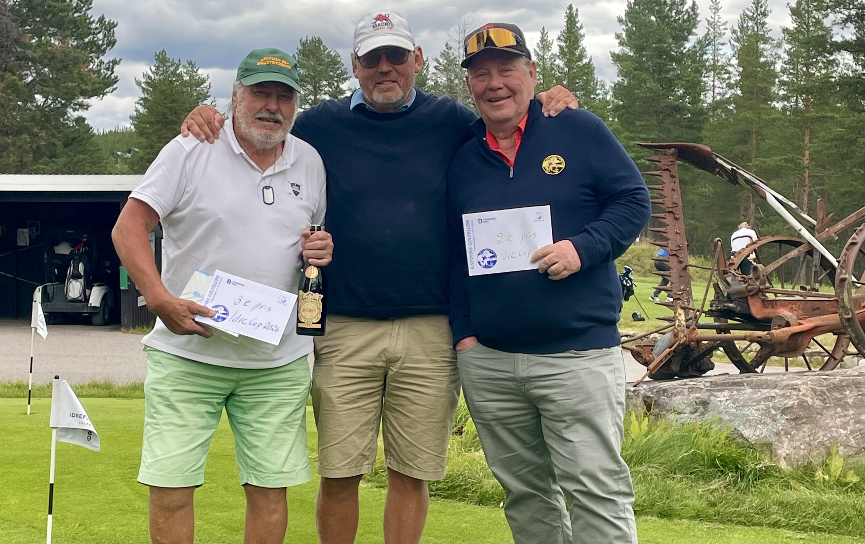 Sivert Andersson, segraren i Idre Cup 2026, omgiven av trean Ulf Rory Haak och tvåan Olev Trygg.