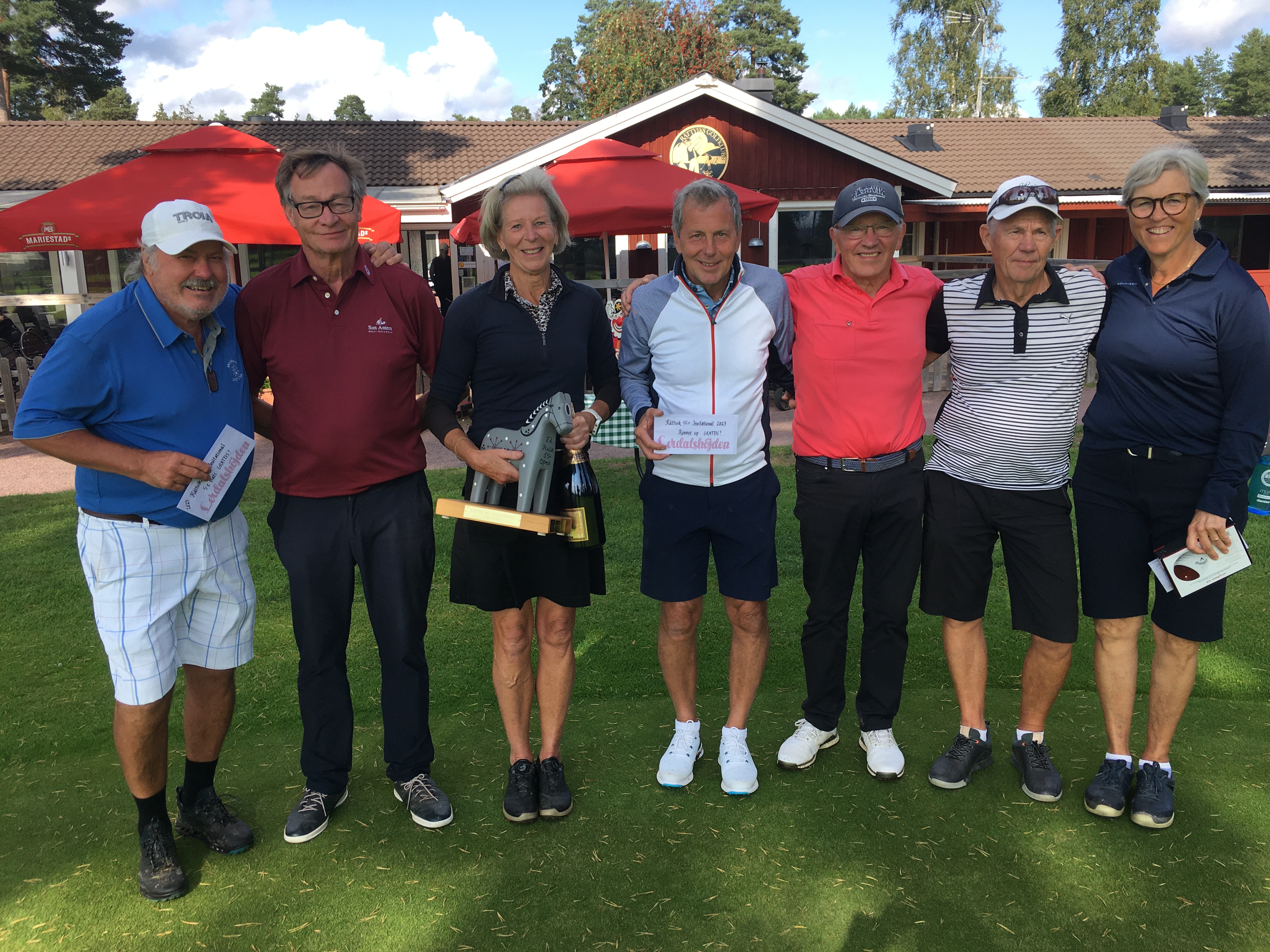 De sju pristagarna i huvudtävlingen av Rättvik 55+ Invitational 2023. Fr v Ulf Haak, Pär Öberg, segraren Evy Johansson, Peter Johansson, Lennart Karlsson, Mats Danielsson och Lisa Kallur.