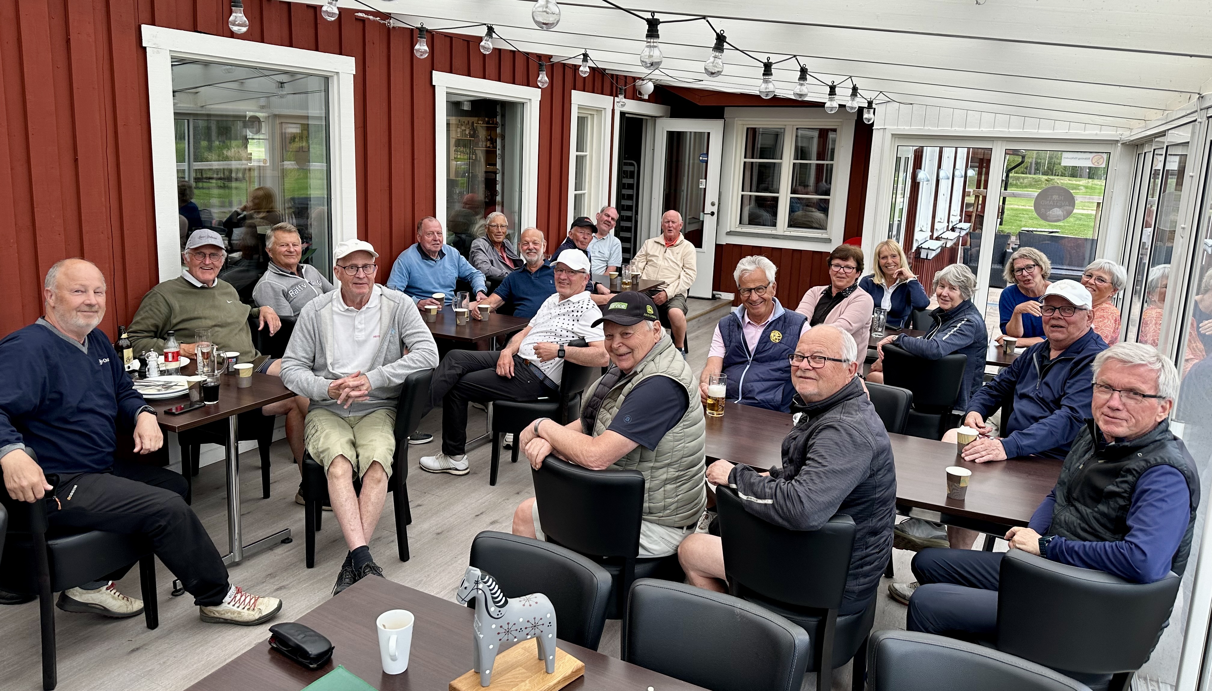 Ett glatt golfgäng under samkvämet efter Rättvik Cup.