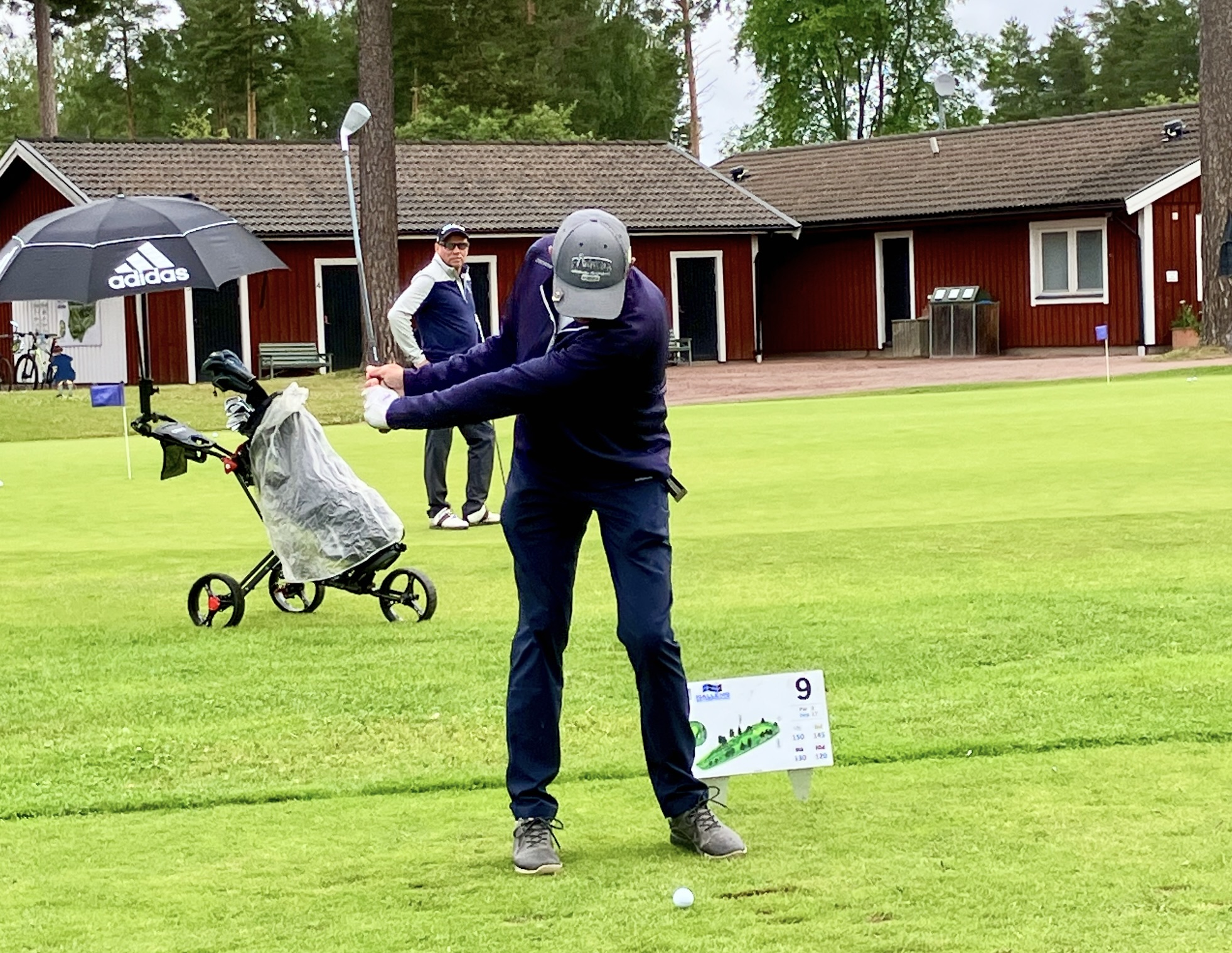 Stefan Pherson slår ut på hål 9. FOTO: HANS BLOOM