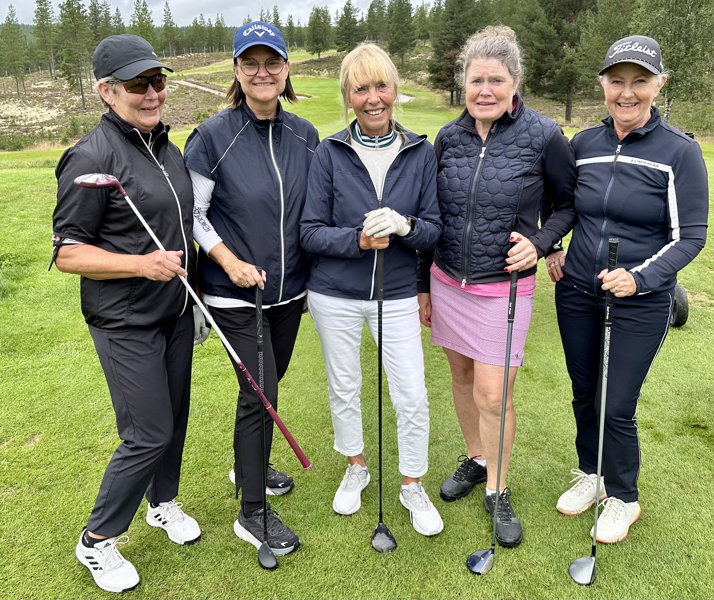 Samlade på tee 1 fr v Elisabet Piehl, Eva Olsson, Eva Hindriks, Susanne Domar Bolmstam och Agneta Hansols.