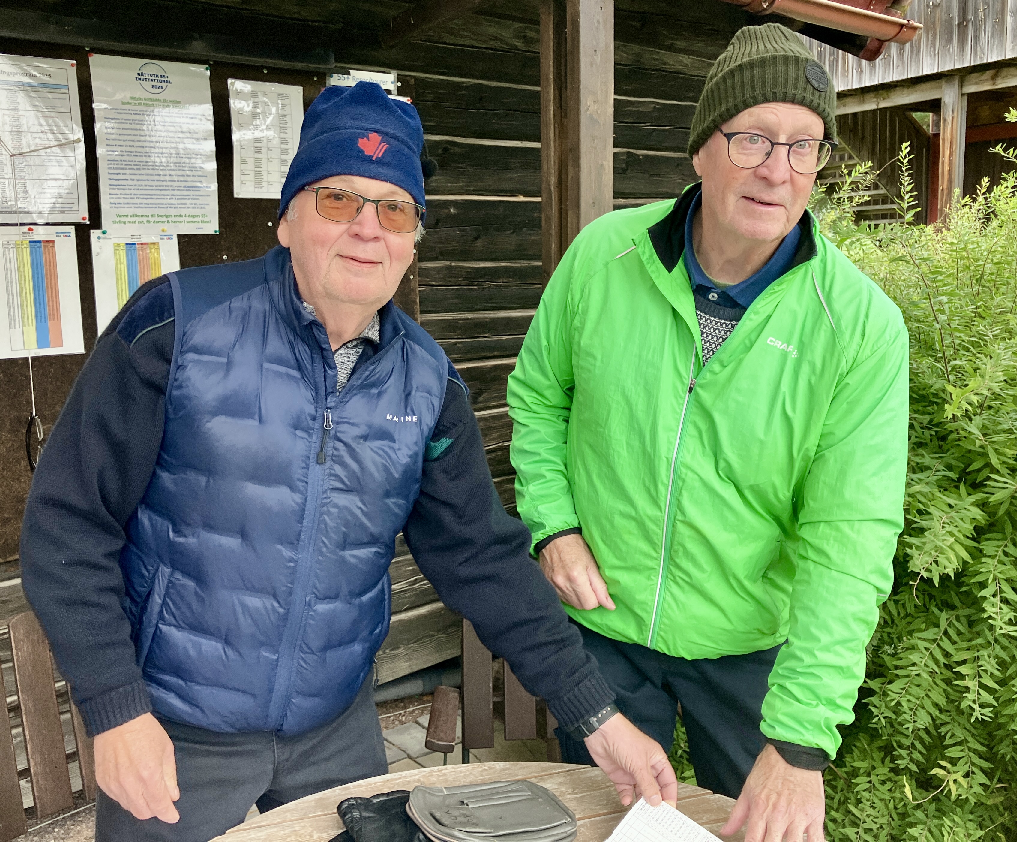 Tävlingsledaren och vinnaren Kenneth Bengtsson delar ut scorekort till Hans Johansson, som vann en 55+tävling förra veckan.