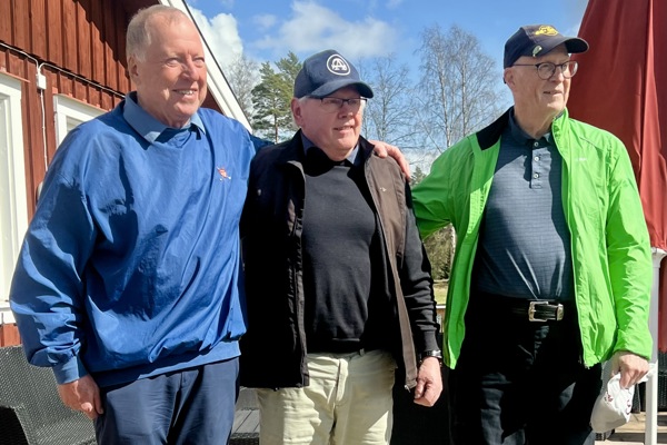 Golfseniorernas säsongspremiär lockade 30 deltagare