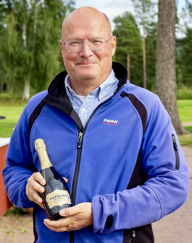 Mikael Abelin, Rättvik, fick pris i närmast hål tävlingen. FOTO: GÖRAN ERLANDSSON