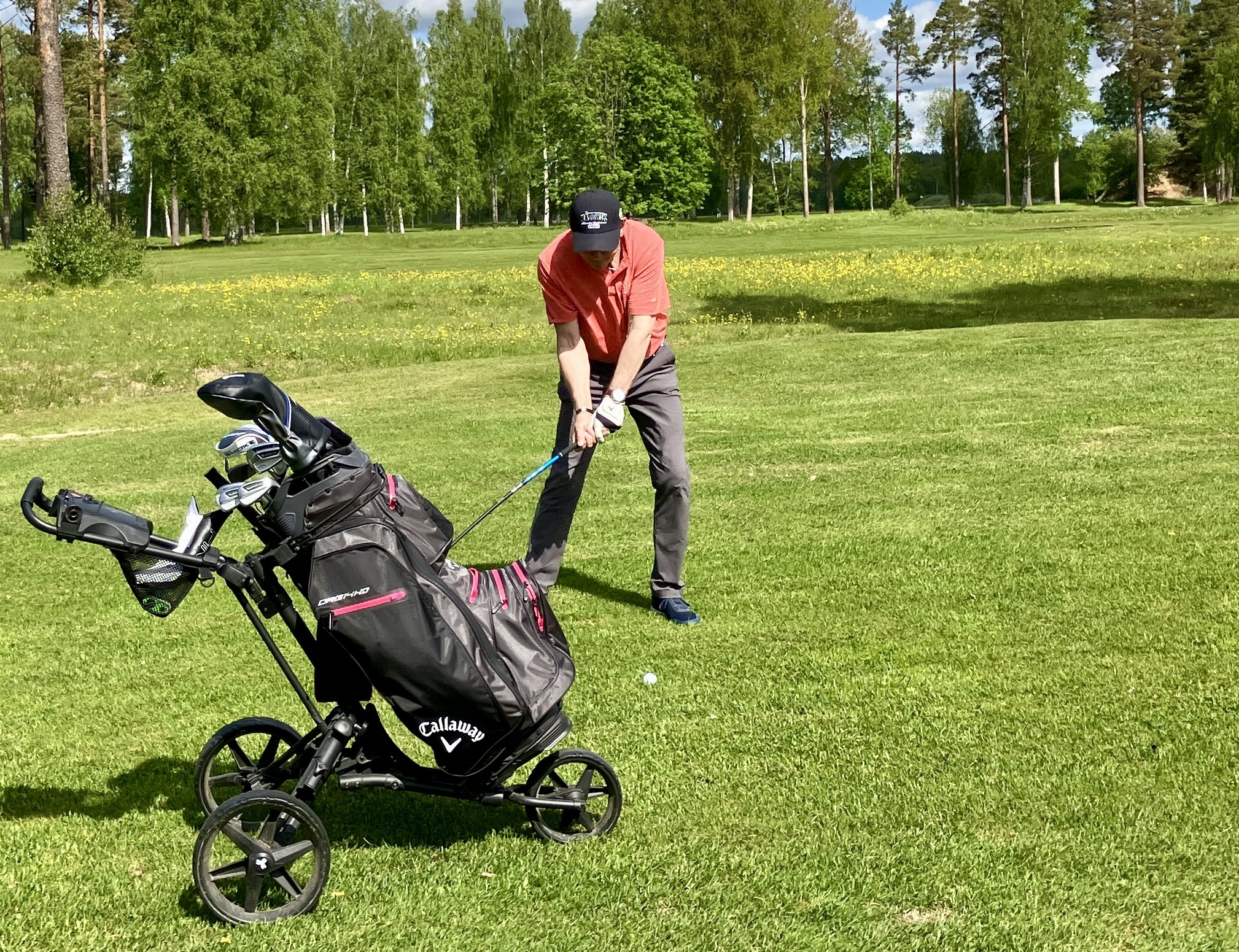 Lars Hasselgärde i aktion på hål 17.
