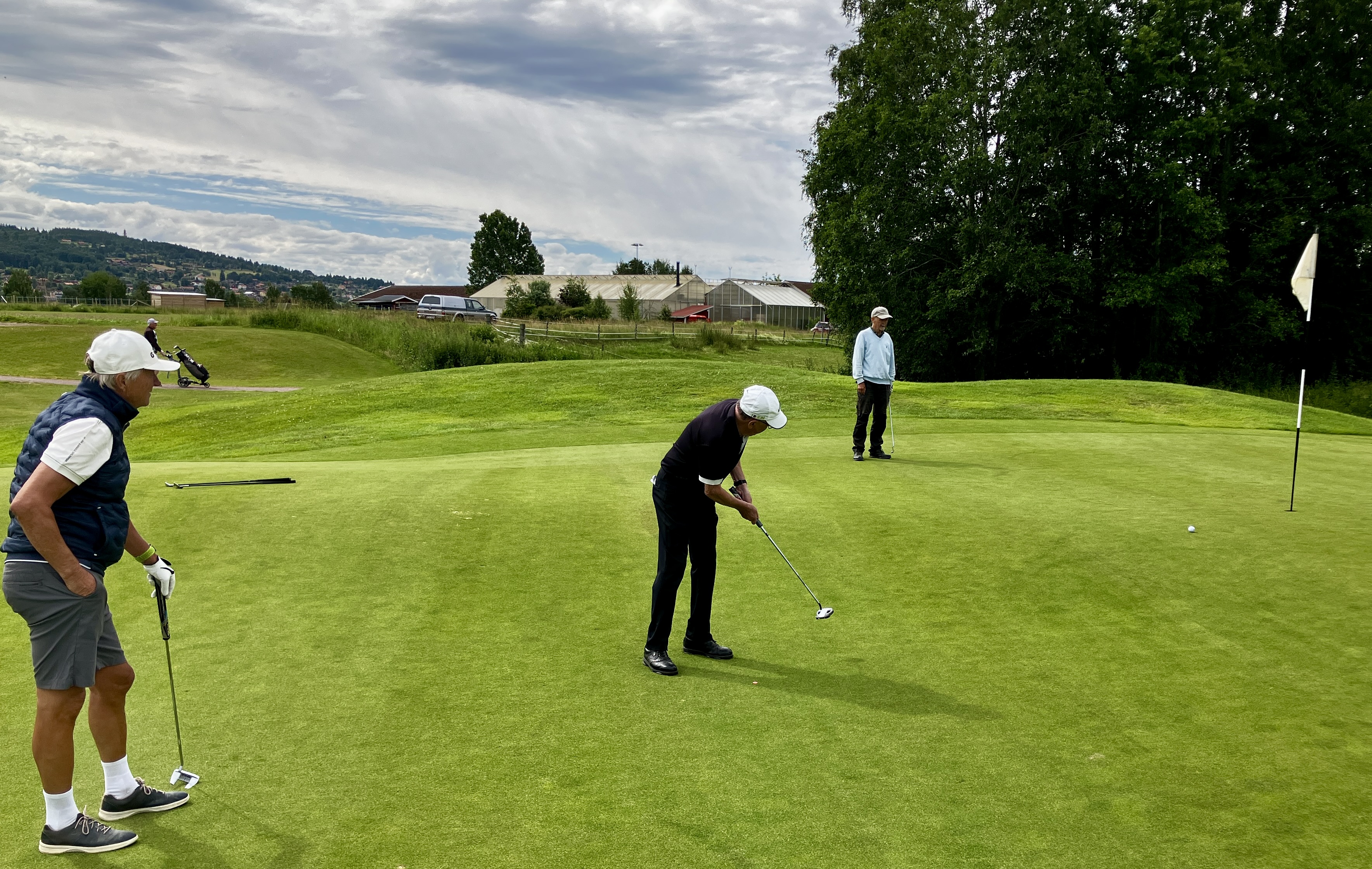 Mats Friberg t v kollar när Chester Bernsten sänker en svår putt på hål 8.