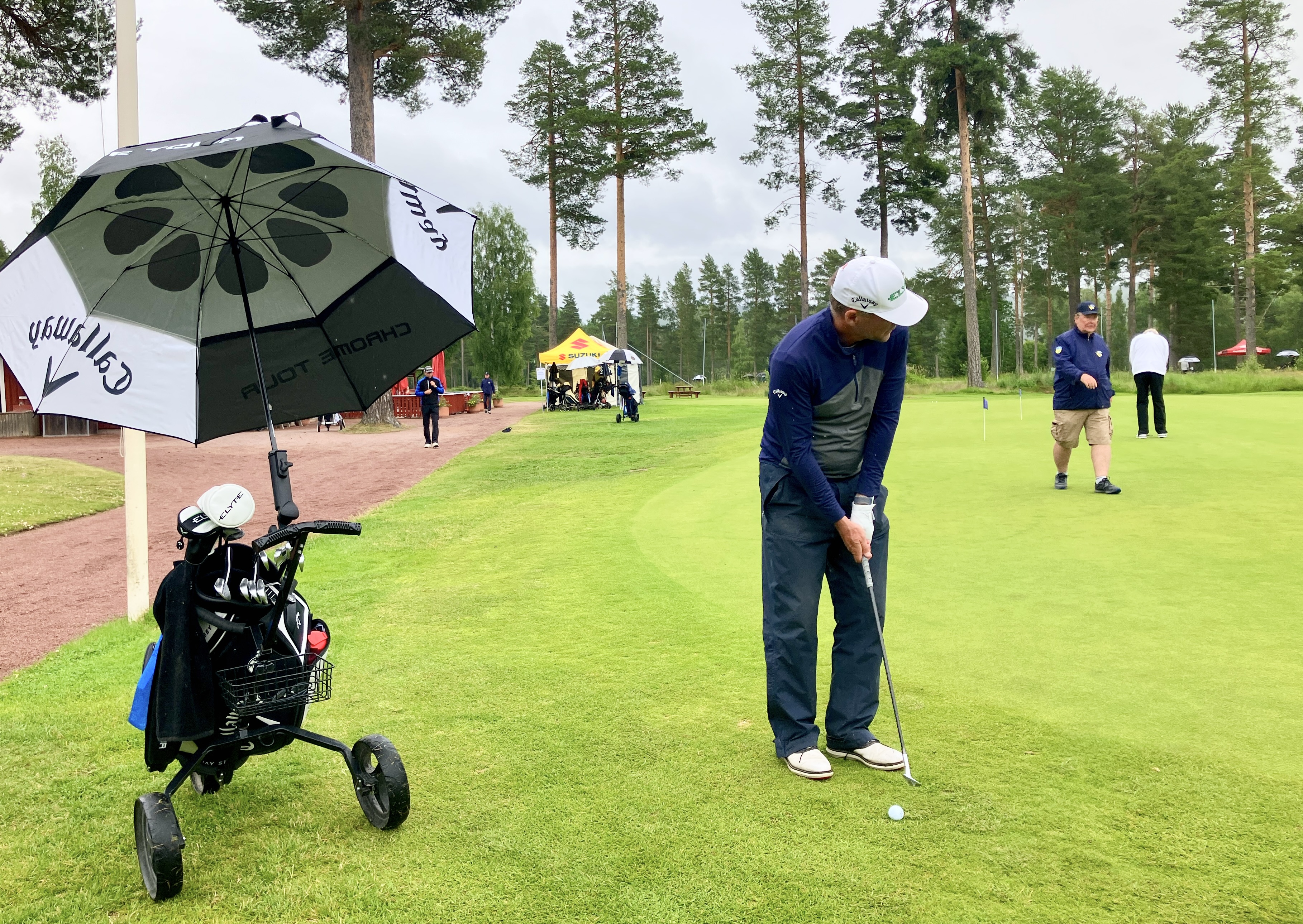 Rättviks golfpro Magnus Ahlgren värmer upp. FOTO. HANS BLOOM
