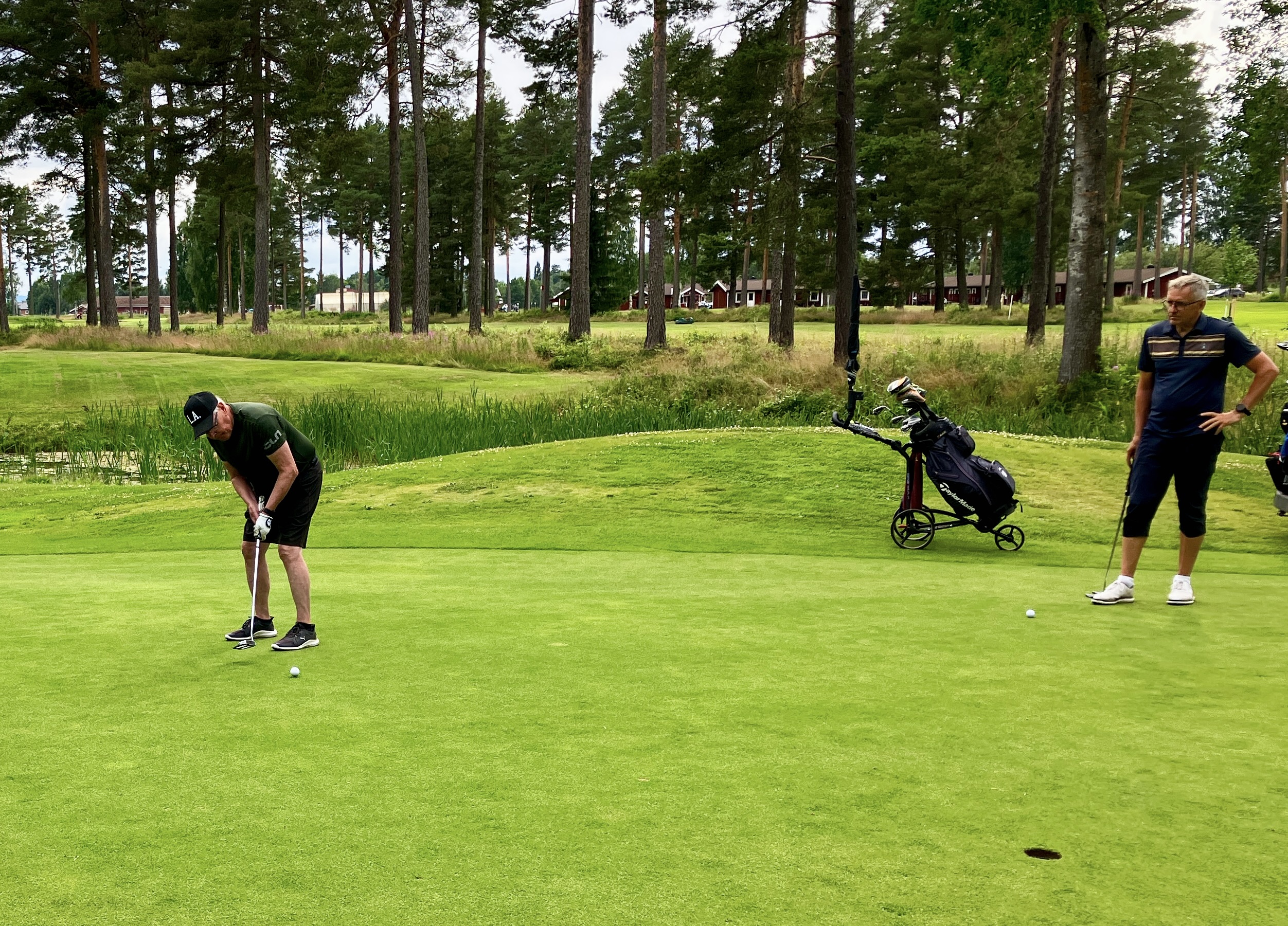 Tage Blixt stod för en knall då han sänkte en putt för birdie på hål 17 under överinseende av Lasse Larsson.