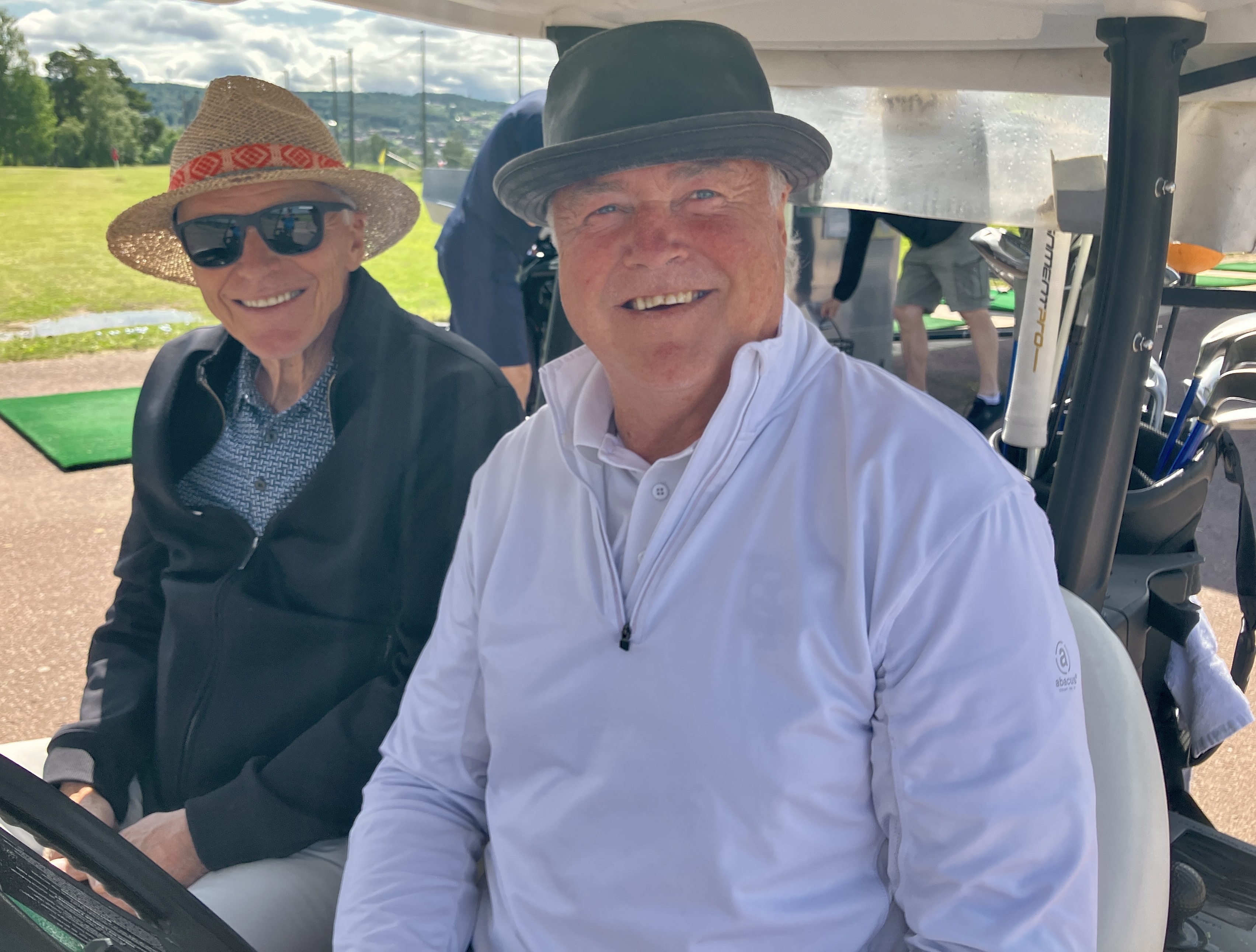 Två legendariska ishockeyspelare. Kent Nilsson t h deltar i SM H60 och Anders Kallur var caddie åt honom.. FOTO: HANS BLOOM