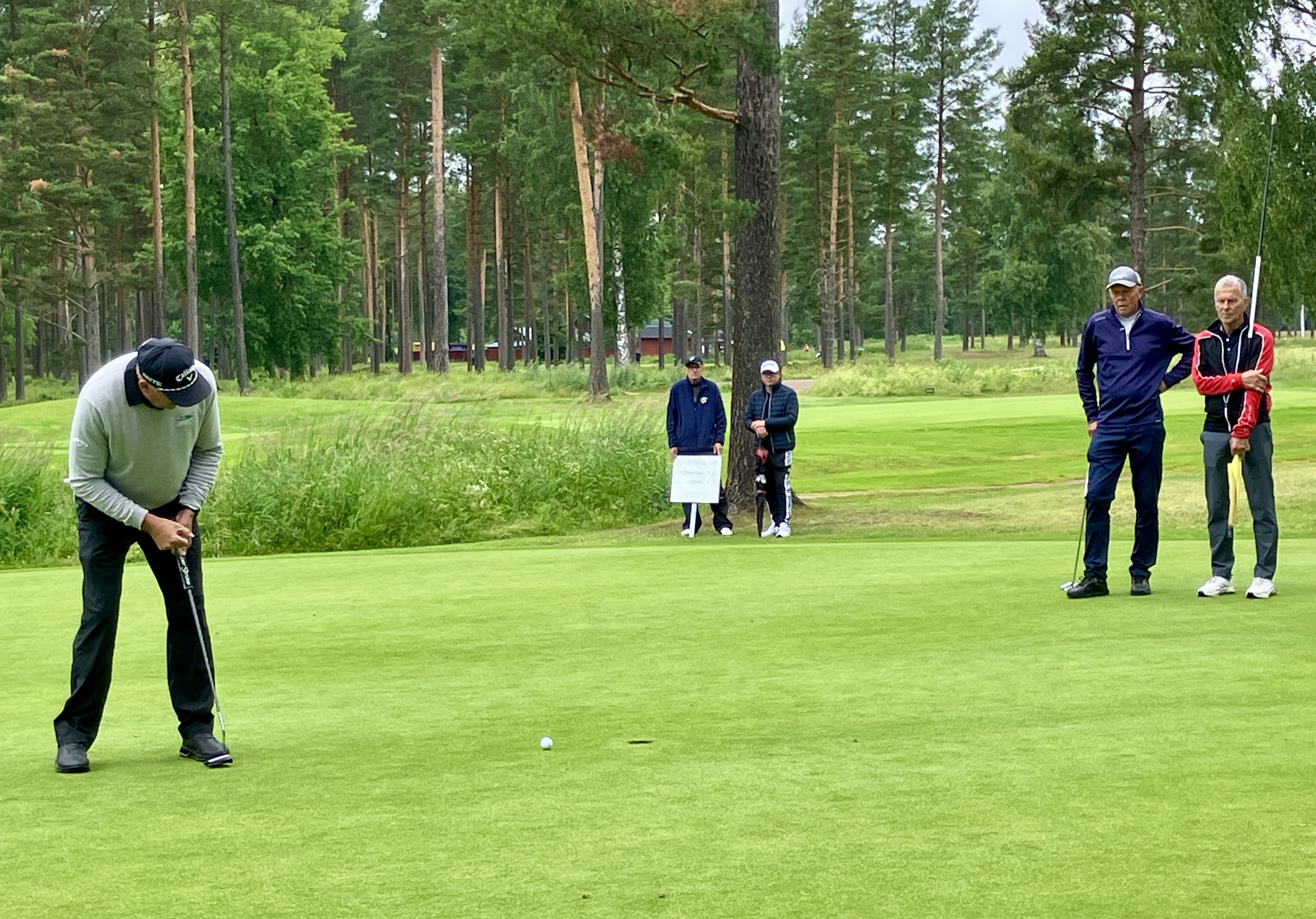 Michael C. Flindt sänker en av sex birdies på avslutningsrundan. FOTO: HANS BLOOM