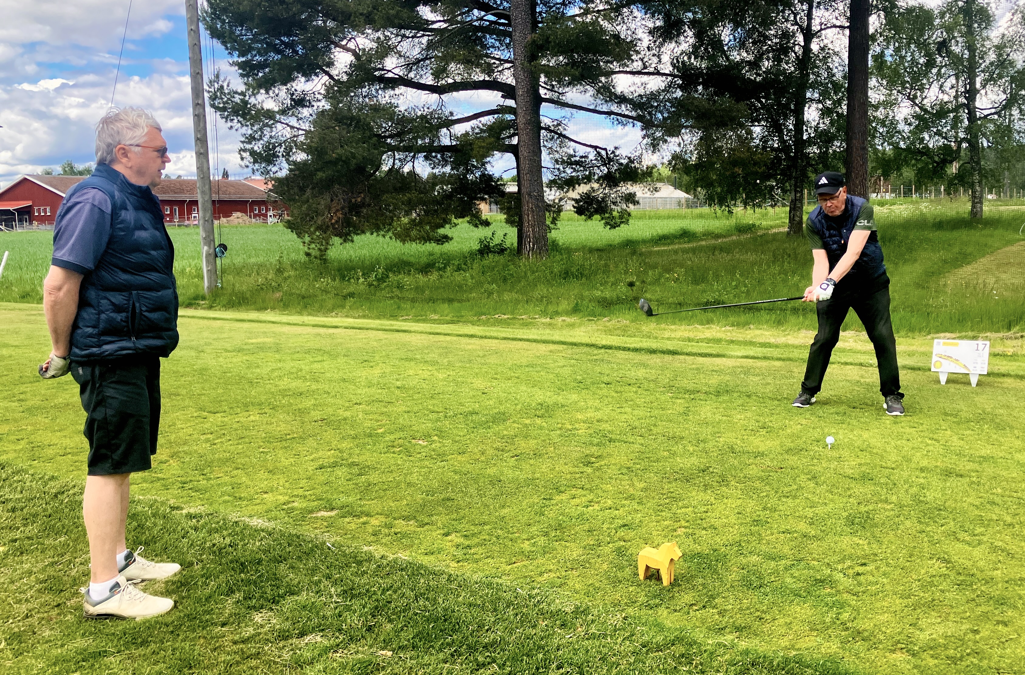 Kenneth Bengtsson kolla på Tage Blixt när han skjuter en perfekt drive på hål 17.