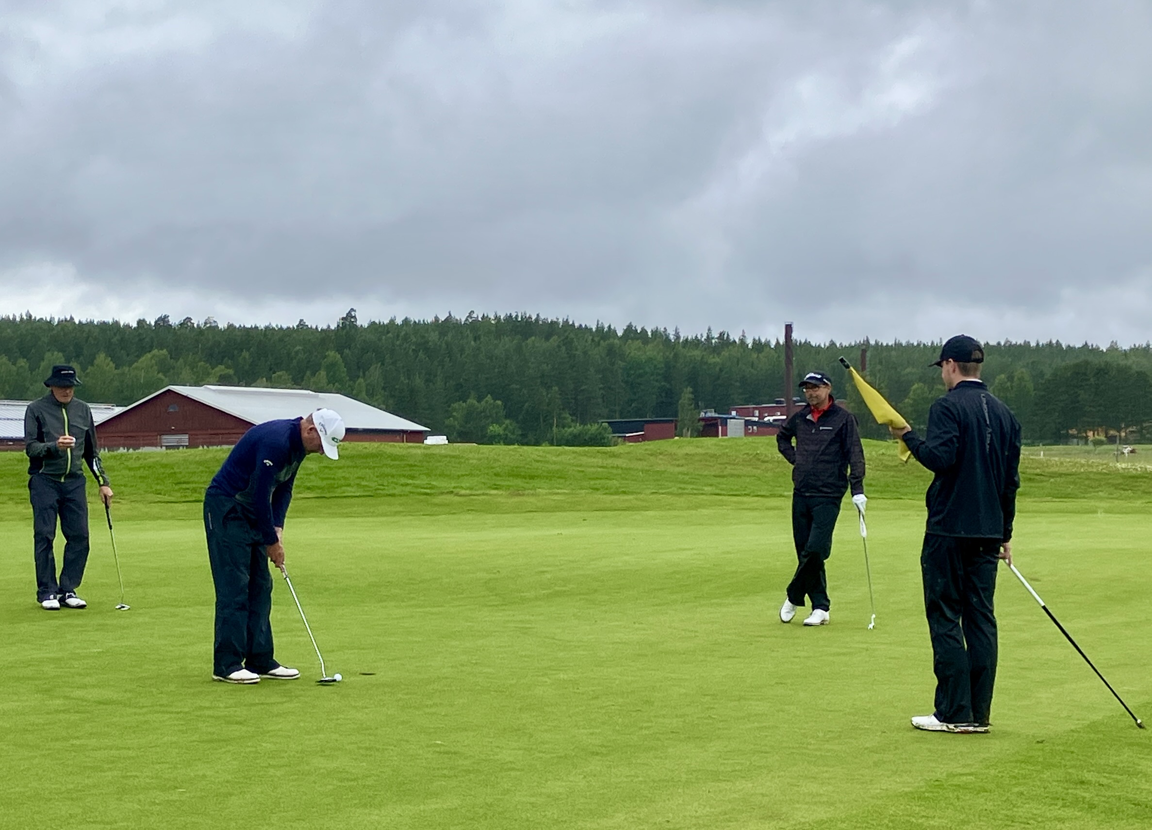Magnus Ahlgren puttar i bollen för par på hål 8. FOTO: HANS BLOOM