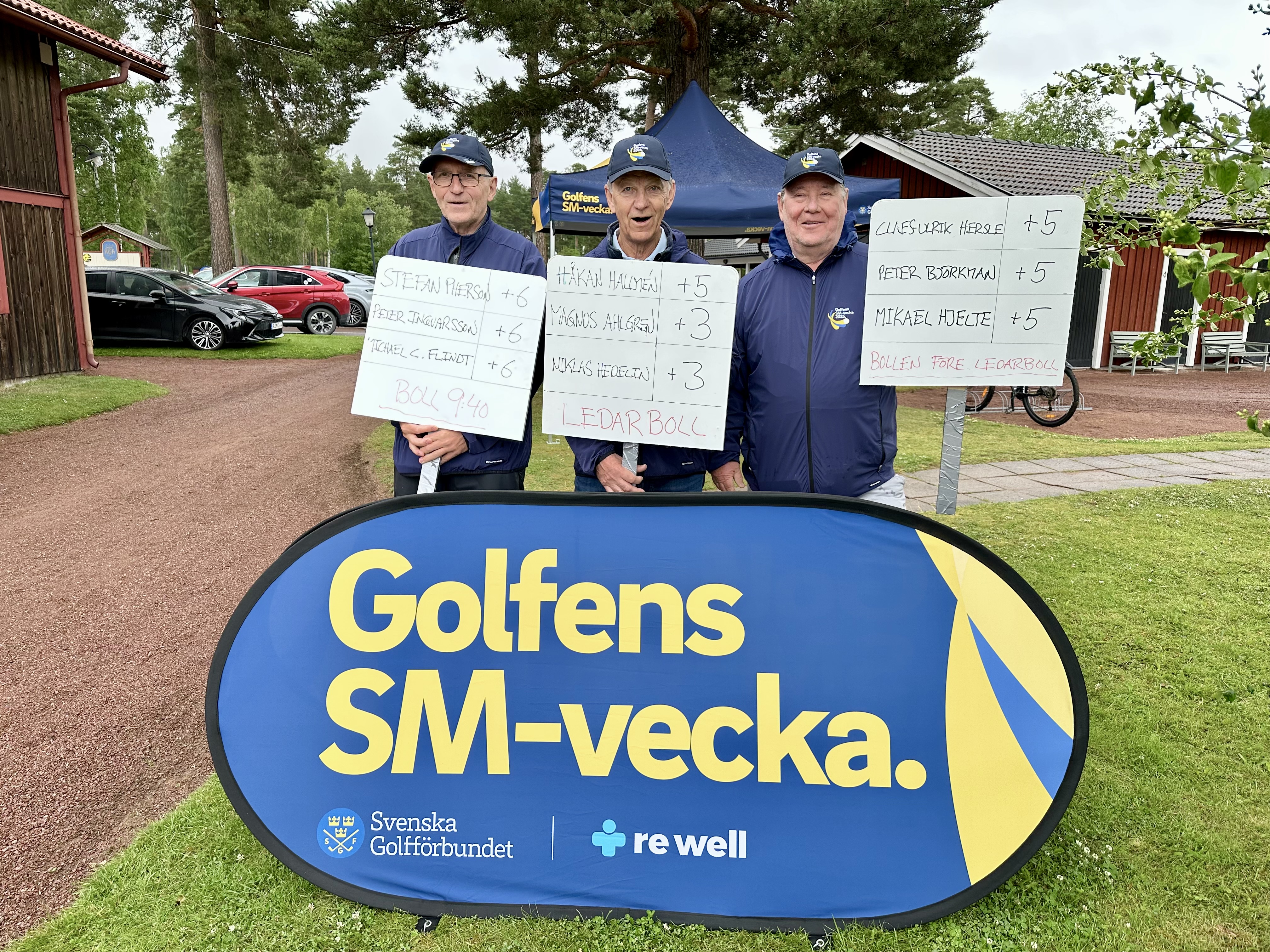 Scoreboardfunktionärerna Lasse Larsson, Mats Blom och Olev Trygg gick med tätbollarna under sista tävlingsdagen. FOTO: ULF HAAK