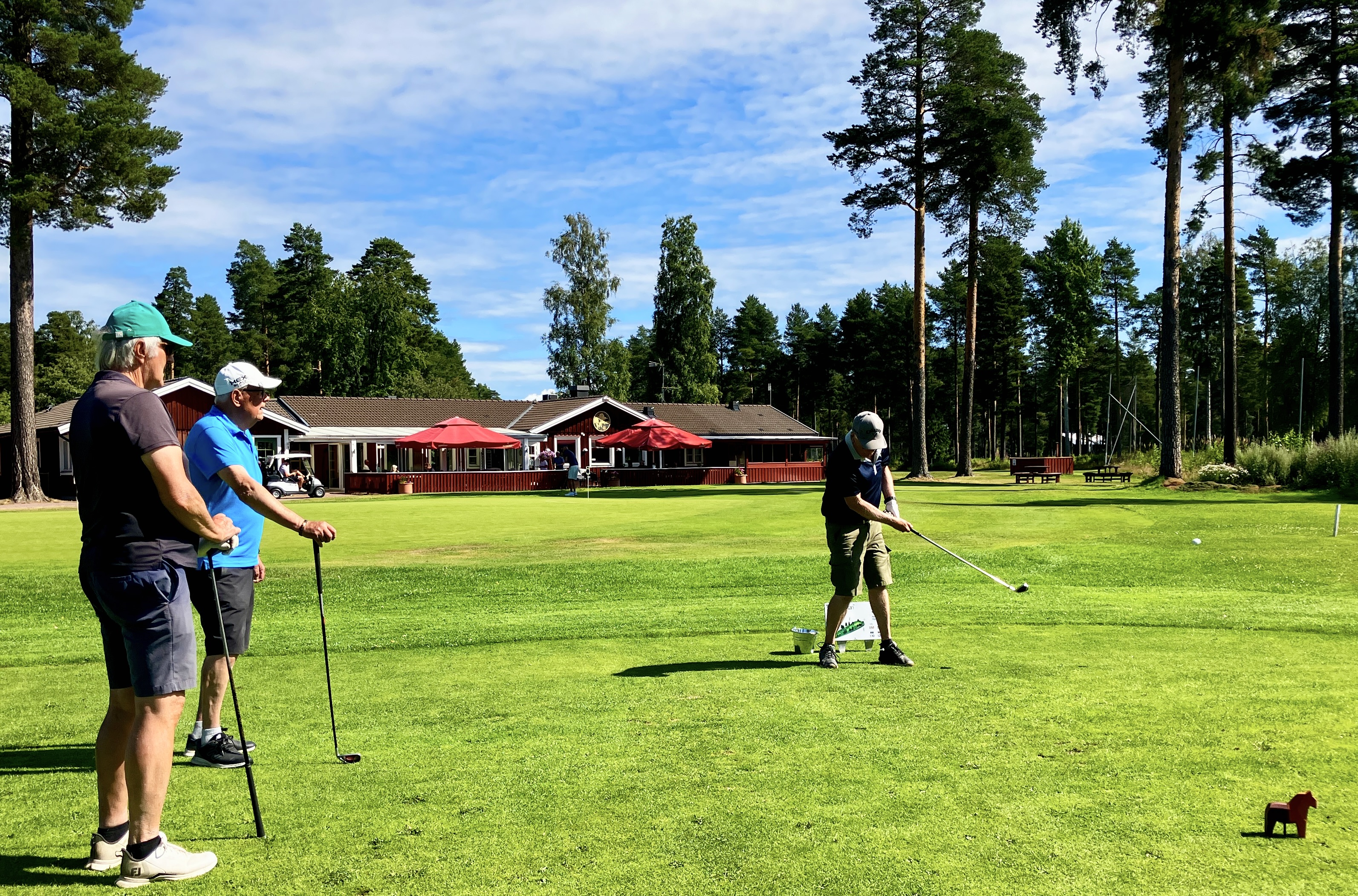 Arne Ohlson slår ut på hål medan Åke Mårs och Hans Jax tittar på.