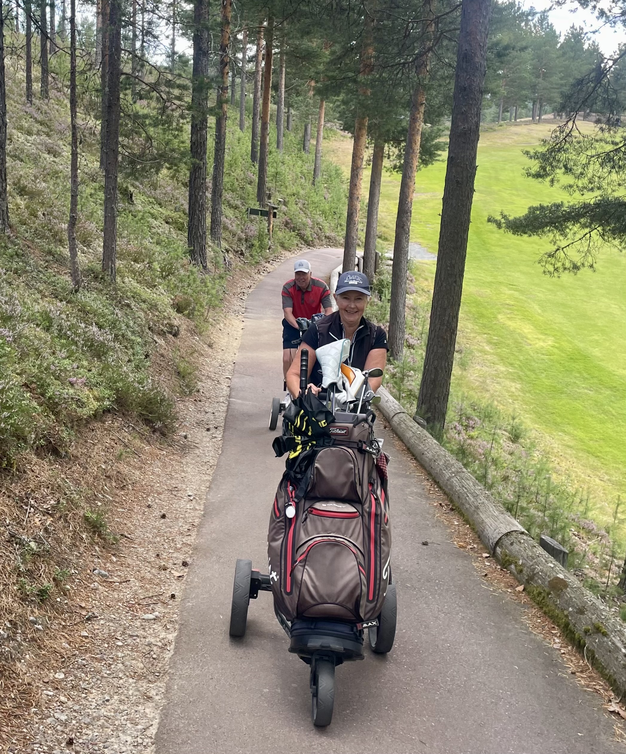 Agneta Hansols och Lars Grapenson på väg upp för Stora Mördarbacken på golfbanan i Idre..