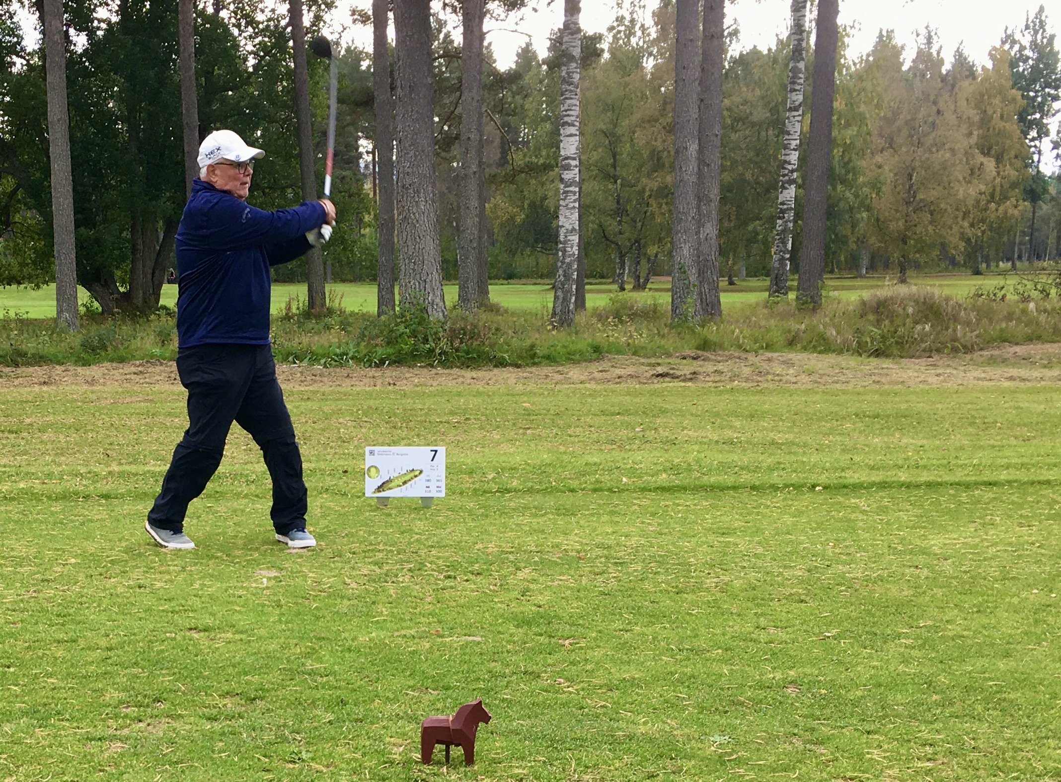 Åke Mårs har just skjutit iväg bollen på hål 7.