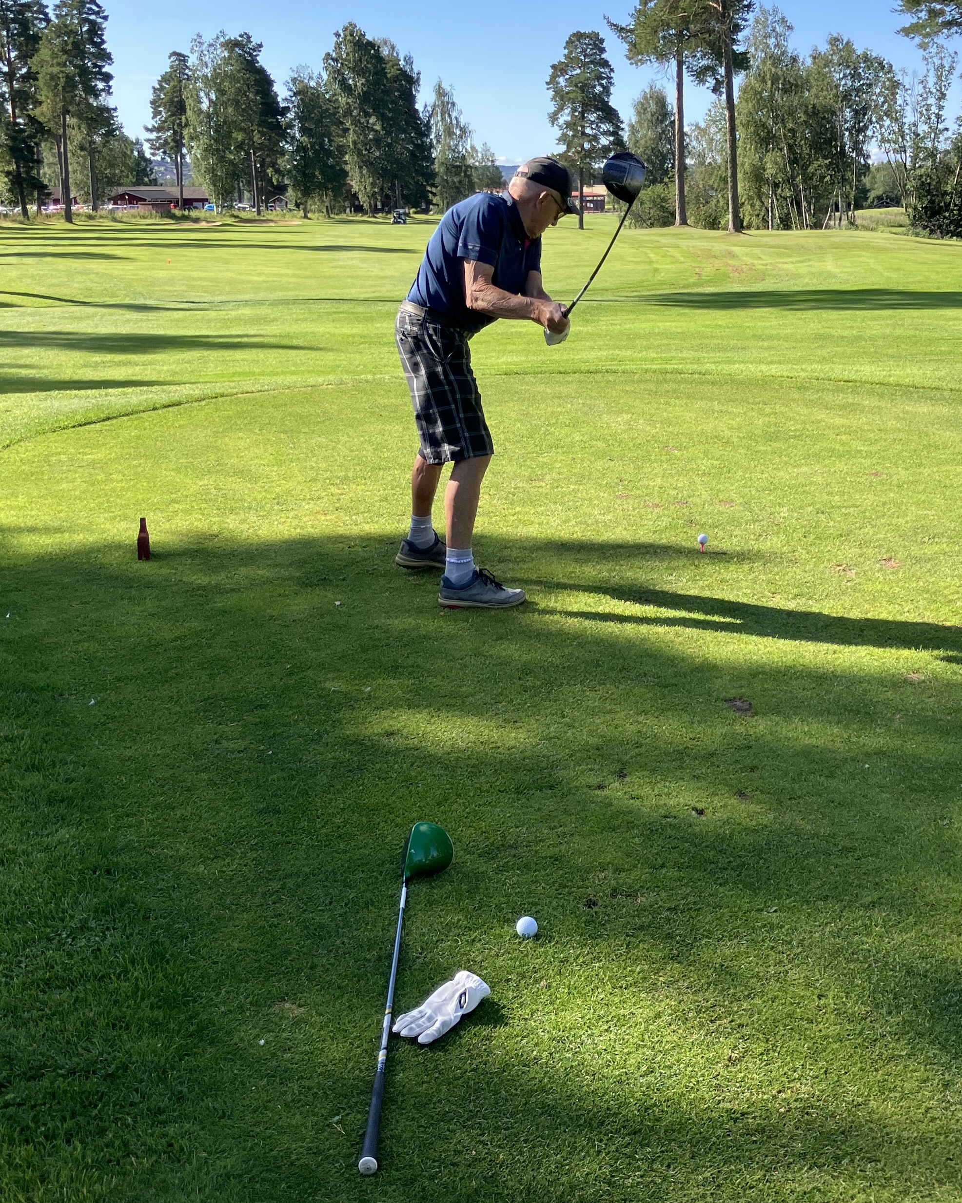 Nils Andersson slår ut på hål 8.