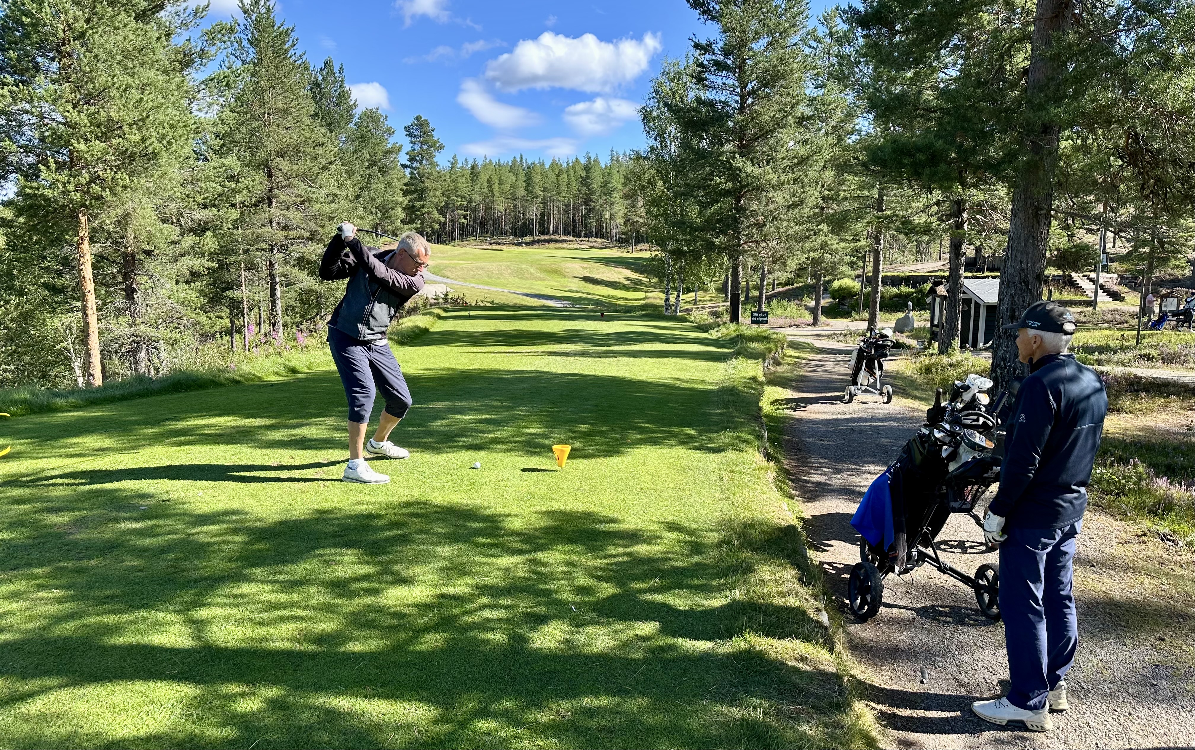 Lasse Larsson laddar för utslag på hål 4 i Idre.