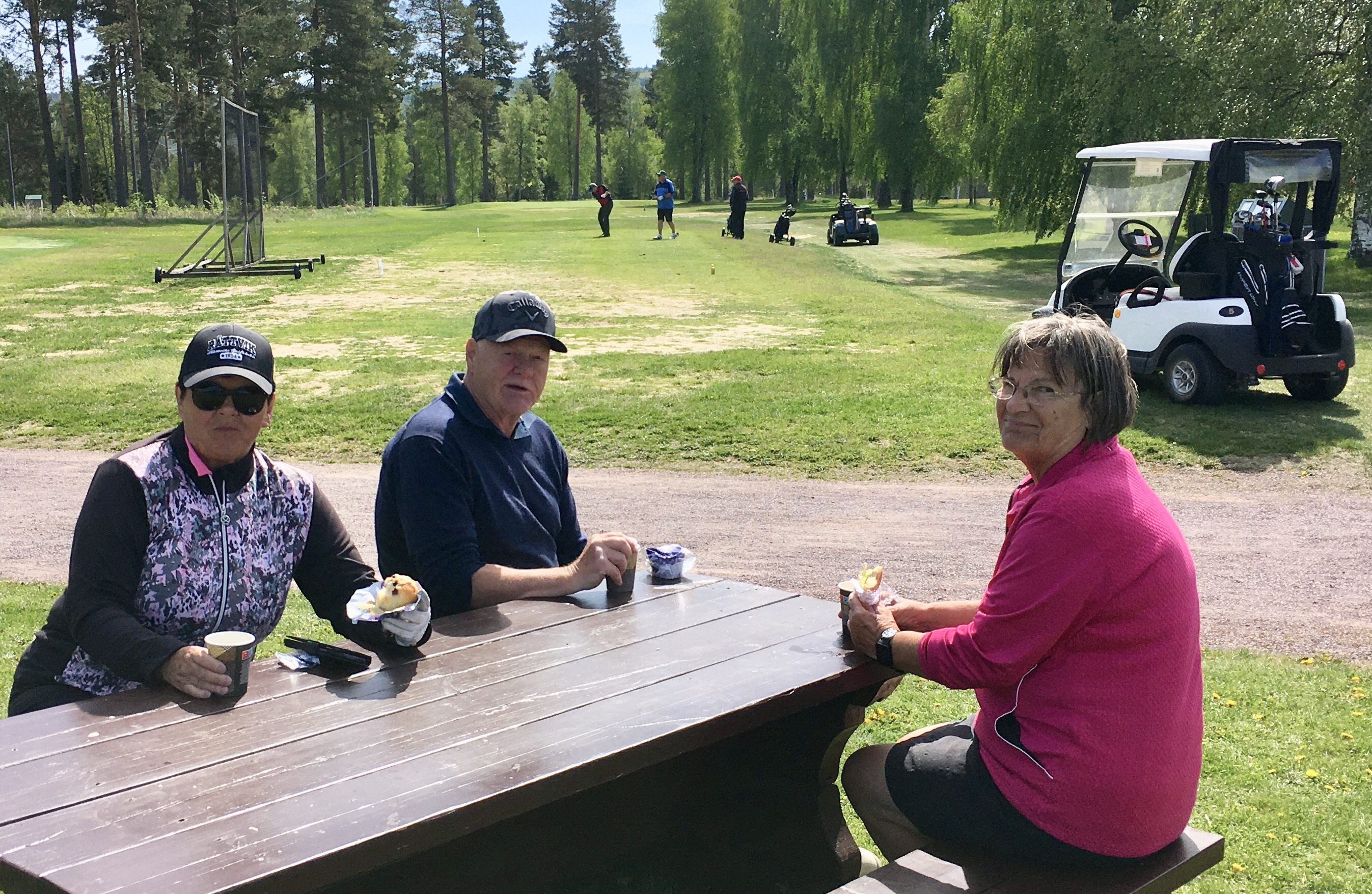 Fika efter 8 spelade hål sitter fint. Här fr v Inger Karlsson, Hans Bolmstam och Kerstin Hed.