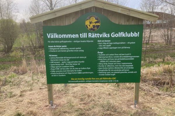 Ny välkomstskylt på plats vid första tee