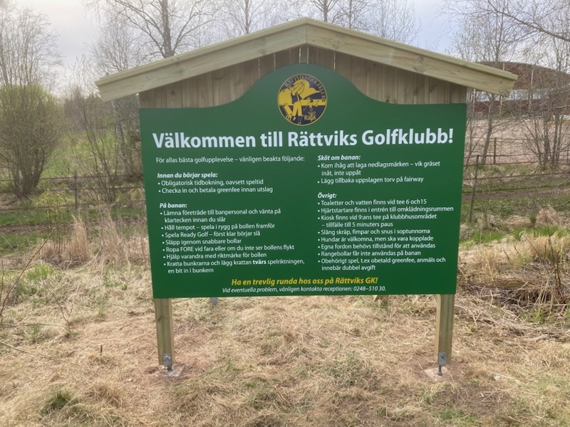 Ny välkomstskylt på plats vid första tee