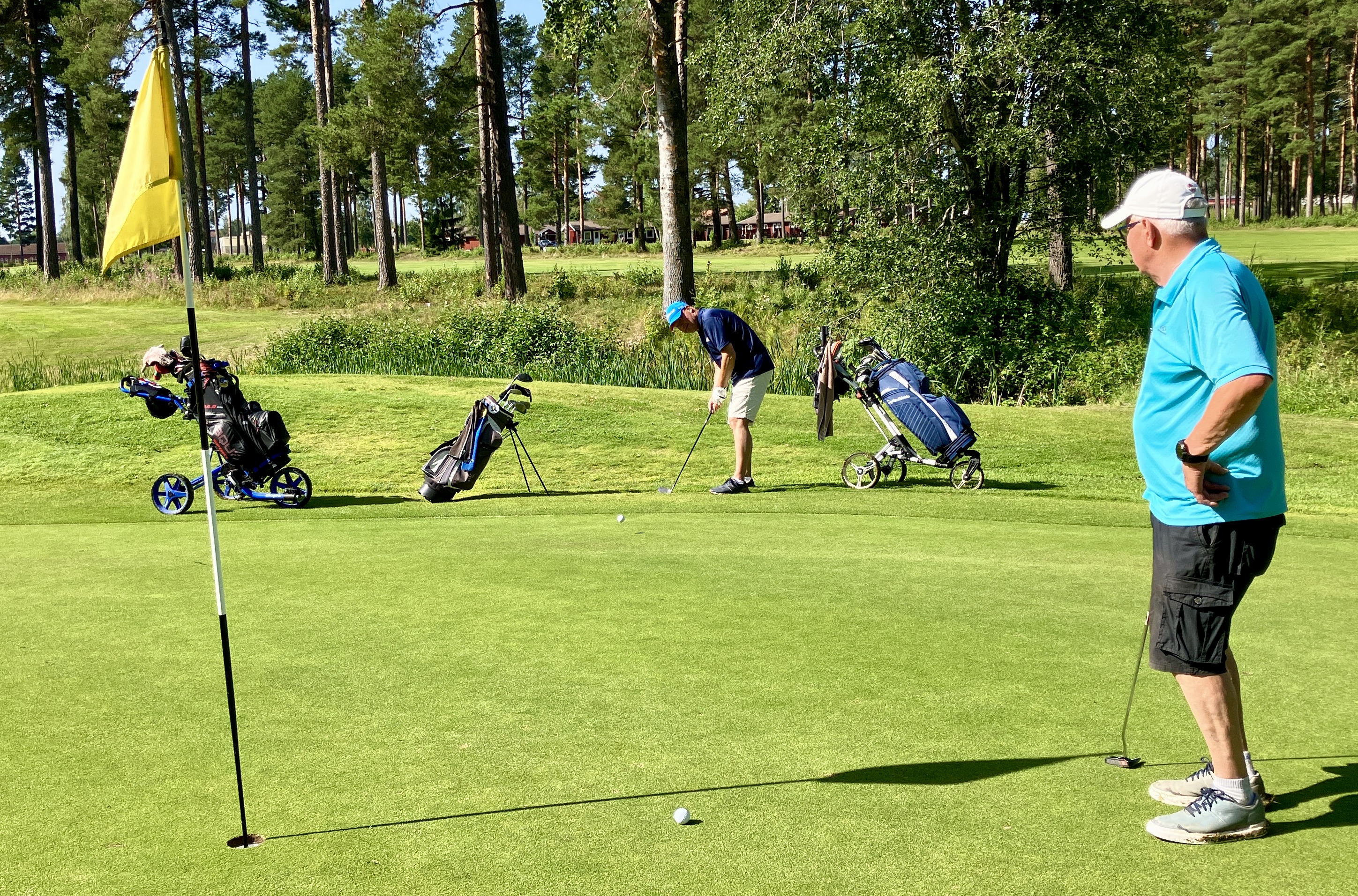 Åke Mårs tittar på när Mikael Abelin chippar på hål 17.